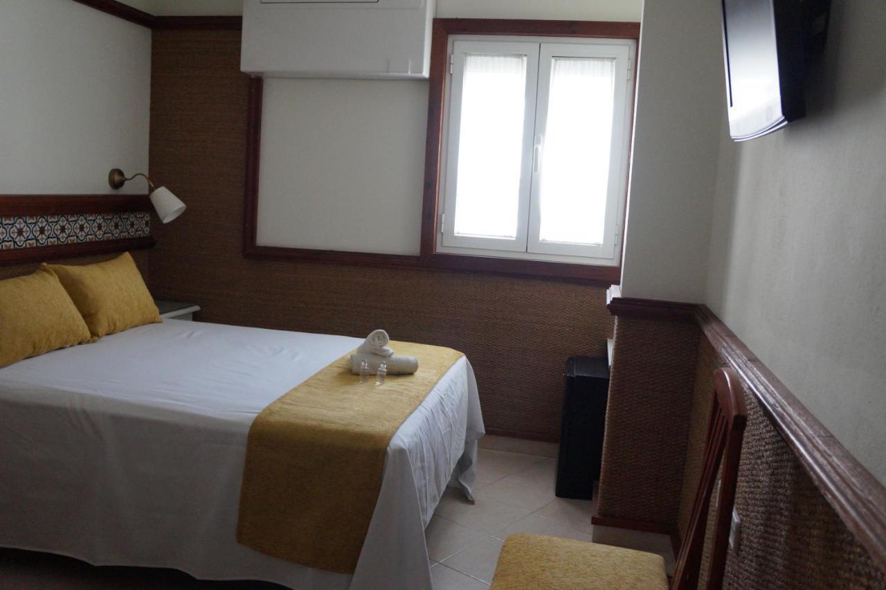 Hostal La Conilena Conil De La Frontera Luaran gambar